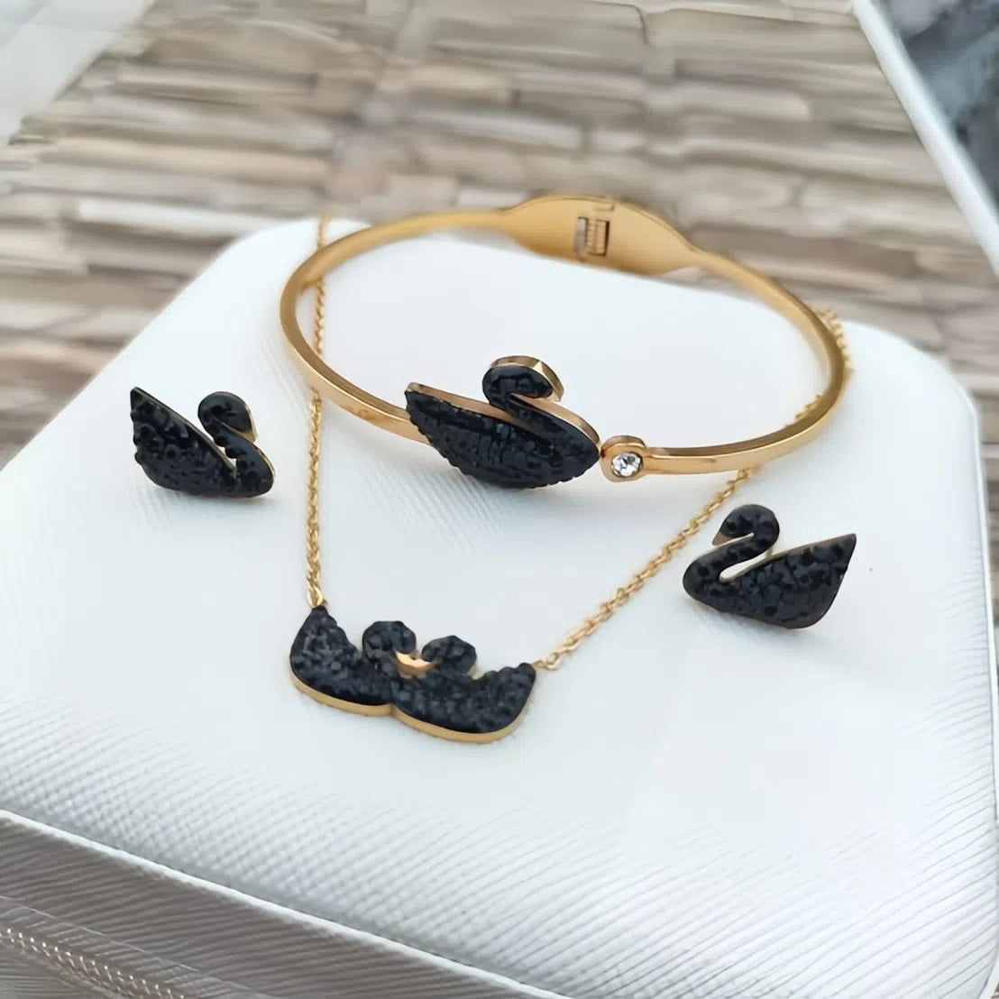 Majestic Swan Jewelry Set – Gold & Black